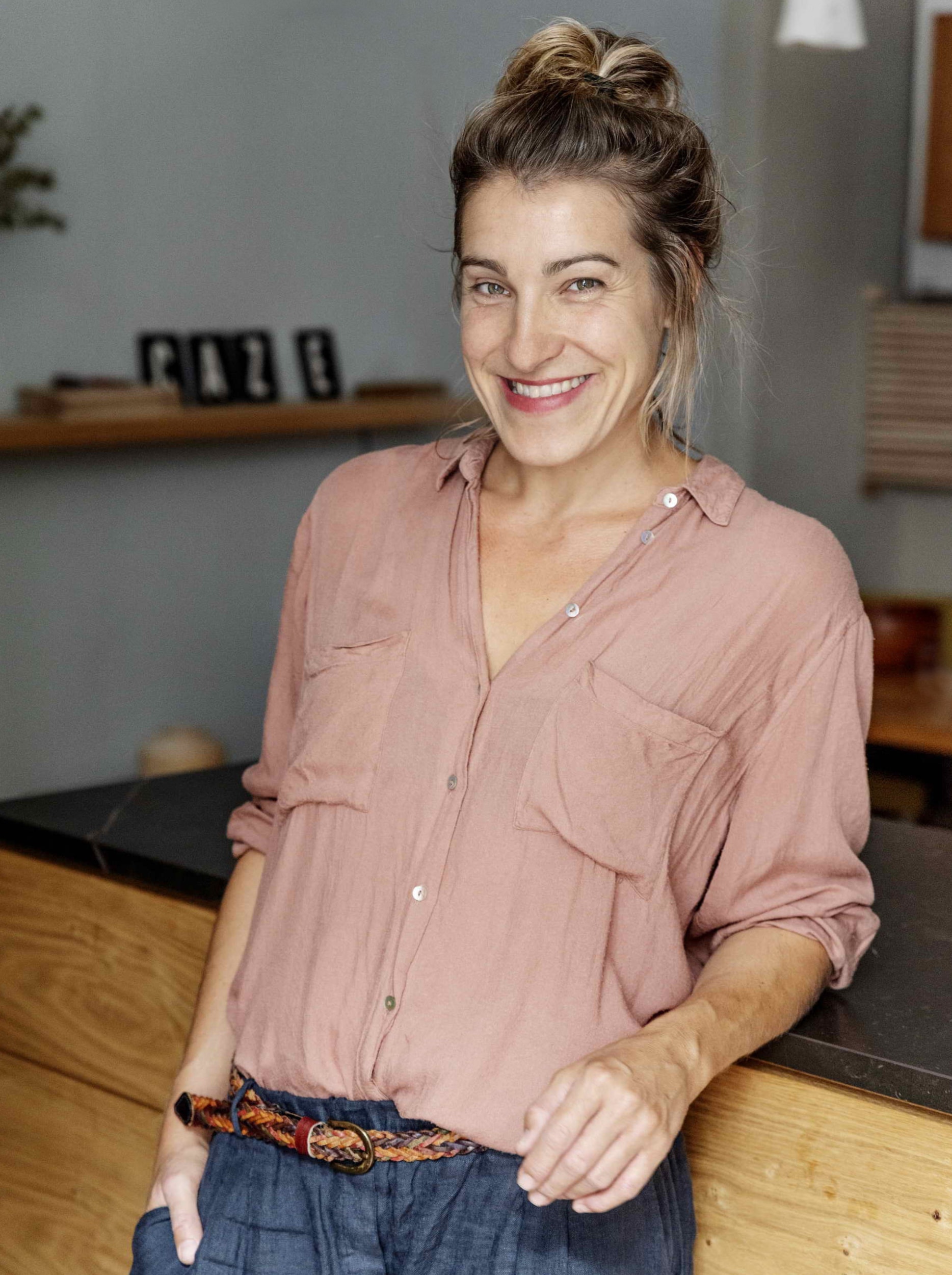 Carolin Zeyher lehnt an einer Küchenzeile