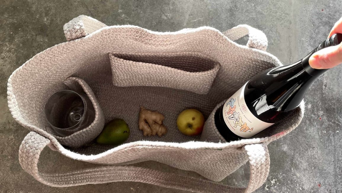 Die Tasche funktioniert wunderbar als Handgepäck und passt unter den Flugzeug-Vordersitz. Flaschen können im Flaschenfach ordentlich verstaut werden